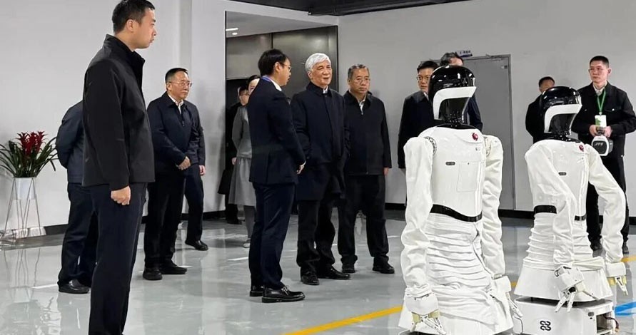 海归小镇揭牌，全国人大常委会副委员长丁仲礼莅临优理奇机器人考察调研